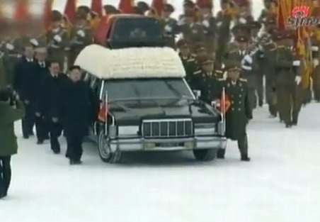 Kim Jong-il a fost condus pe ultimul drum cu o limuzină Lincoln Continental, deşi ura SUA