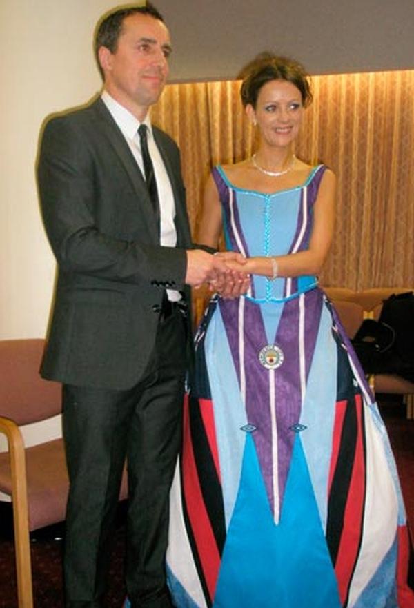 La asta nu te-ai fi aşteptat! O mireasă şi-a făcut rochia din tricourile celor de la Manchester City 123735