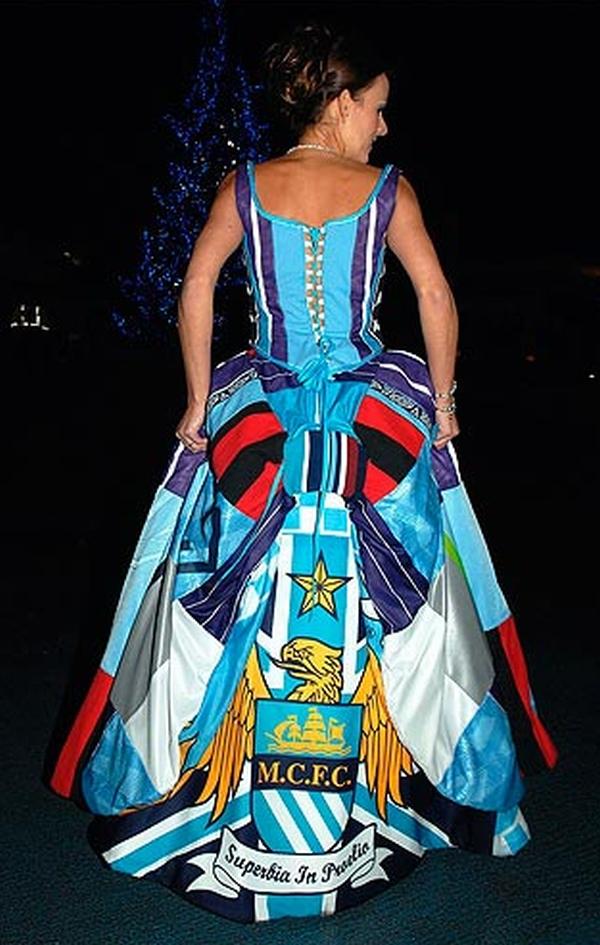 La asta nu te-ai fi aşteptat! O mireasă şi-a făcut rochia din tricourile celor de la Manchester City 123736