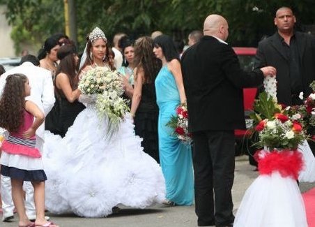 Rromii nu resimt criza financiară! Opulenţa şi cadourile scumpe au caracterizat nunţile anului 2011