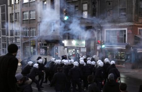 Ciocniri violente în Istanbul, după bombardamentele soldate cu moartea a 35 de kurzi