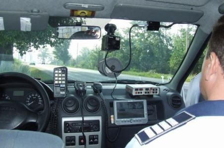 Coloană de maşini pe câţiva kilometri, pe DN 1. Peste 2.500 de poliţişti şi 600 de maşini cu radare, pe şosele de revelion