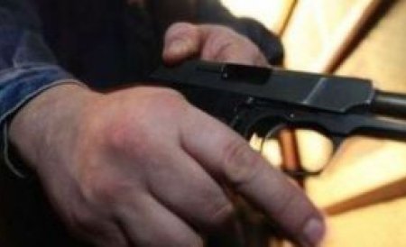 Doi tineri au tras cu arma în centrul oraşului Arad