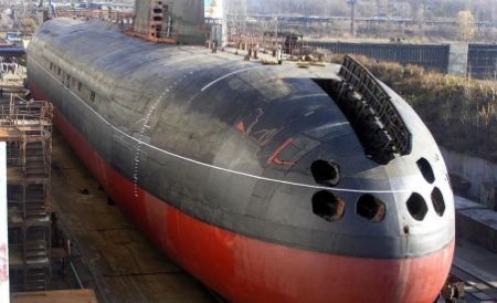 Incendiul de la submarinul nuclear rusesc a fost stins după 20 de ore