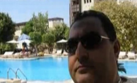 Interlopul Boenică le râde poliţiştilor în nas pe Facebook: Se distrează la piscina unui hotel dintr-un loc exotic