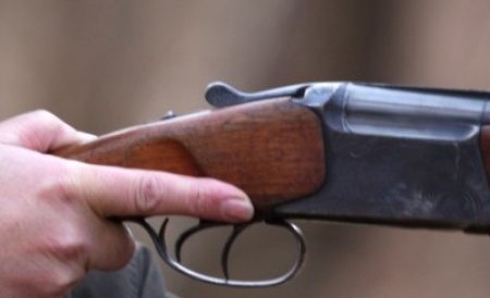 O armă de vânătoare, găsită în şcoala din Bărbuleşti, localitate unde a fost împuşcat mortal un interlop