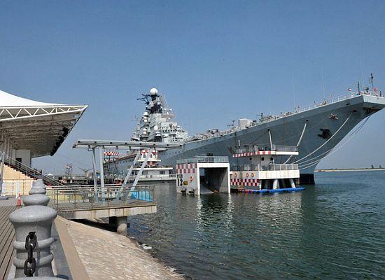 Portavion rusesc, transformat în hotel plutitor de lux şi ancorat permanent în portul Tianjin 124149