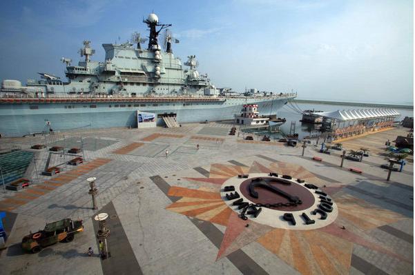 Portavion rusesc, transformat în hotel plutitor de lux şi ancorat permanent în portul Tianjin 124150