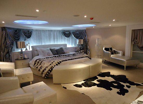 Portavion rusesc, transformat în hotel plutitor de lux şi ancorat permanent în portul Tianjin 124151