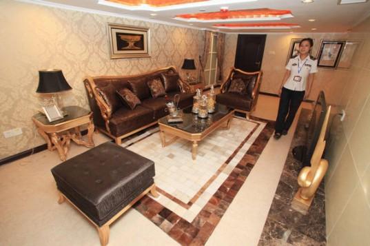 Portavion rusesc, transformat în hotel plutitor de lux şi ancorat permanent în portul Tianjin 124152