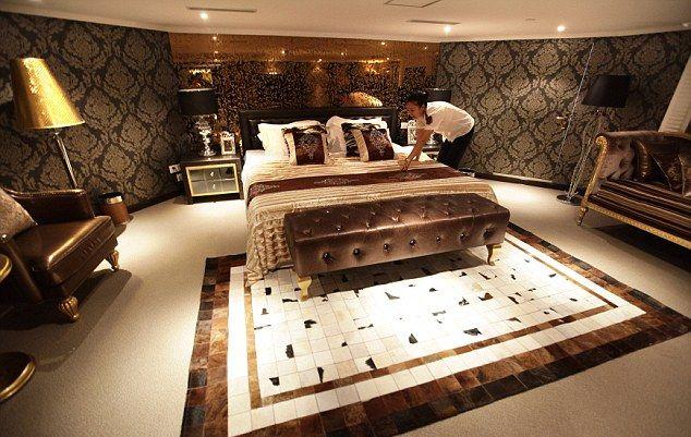 Portavion rusesc, transformat în hotel plutitor de lux şi ancorat permanent în portul Tianjin 124153