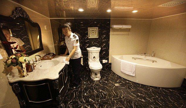 Portavion rusesc, transformat în hotel plutitor de lux şi ancorat permanent în portul Tianjin 124155