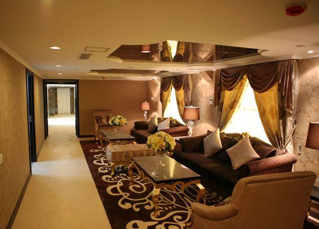 Portavion rusesc, transformat în hotel plutitor de lux şi ancorat permanent în portul Tianjin 124156