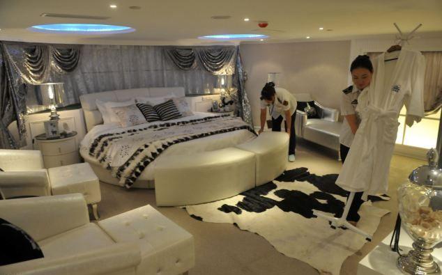 Portavion rusesc, transformat în hotel plutitor de lux şi ancorat permanent în portul Tianjin 124160