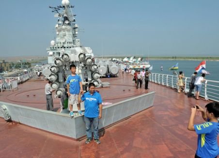 Portavion rusesc, transformat în hotel plutitor de lux şi ancorat permanent în portul Tianjin