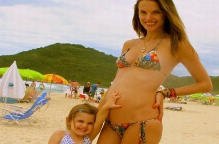 Uite ce bine arată îngeraşul Victoria's Secret Alessandra Ambrosio cu burtica de gravidă