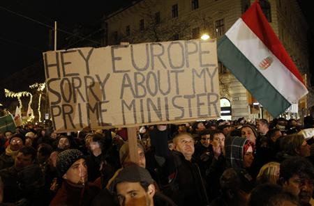 Zeci de mii de oameni au protestat la Budapesta faţă de noua Constituţie sub sloganul &quot;Dictatura lui Orban!&quot;