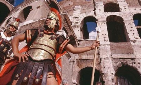 Atenţie cu cine vă fotografiaţi! Un român deghizat în centurion a agresat doi turişti în Roma