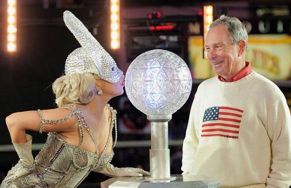 Un politician american s-a sărutat cu Lady Gaga în văzul tuturor! Vezi ce scuză şi-a găsit edilul  124191