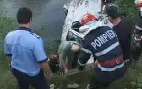 Maramureş. Un microbuz a căzut în râul Cisla, după ce şoferiţa a uitat să tragă frâna de mână. Două persoane sunt rănite