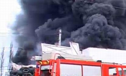 Incendiul de la Suceava SE EXTINDE RAPID! Echipajele de pompieri, suplimentate. Imagini cu fabrica în flăcări