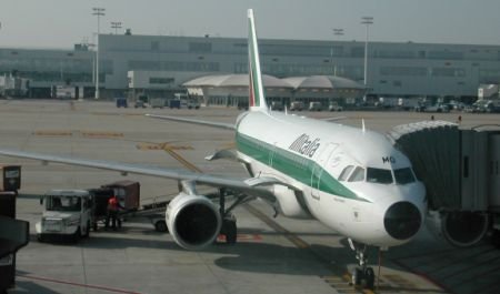 Un avion al companiei Alitalia, reţinut la sol pe aeroportul Otopeni din cauza unei probleme tehnice 
