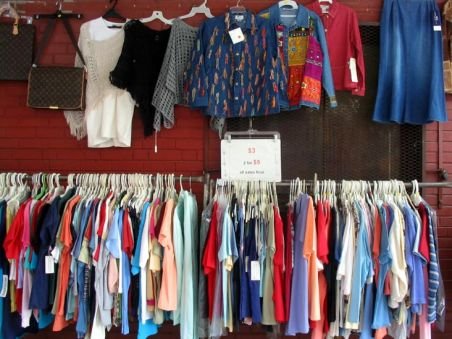 Reducerile de până la 70% ale magazinelor din Milano atrag cumpărătorii români 