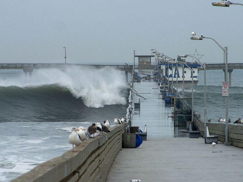 Vreme agitată şi în America. Valuri de patru metri înălţime au dus la