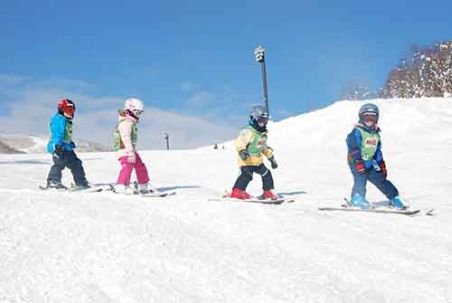 Deşi nu tocmai ieftine, taberele de iarnă sunt pline de copii dornici să schieze