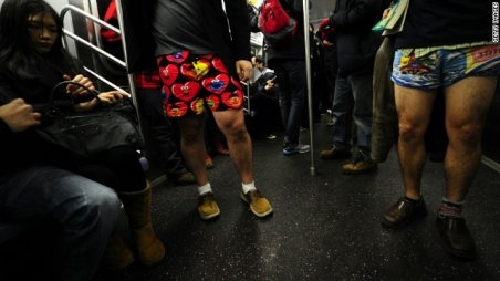Obicei: Astăzi se intră la metrou şi în baruri fără pantaloni