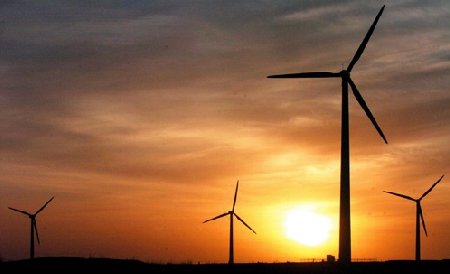 Centralele eoliene produc energie în cantităţi record, dar seceta ar putea duce la scumpiri