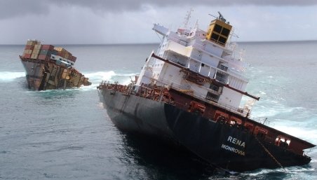 O navă, ruptă în două de furtună, în Noua Zeelandă. În apă au ajuns deşeuri periculoase şi combustibil