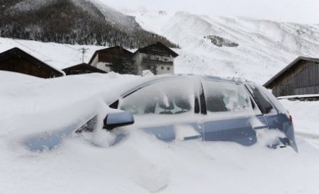 Staţiuni montane din Alpi, izolate din cauza ninsorilor care vin „o dată la 10 ani“