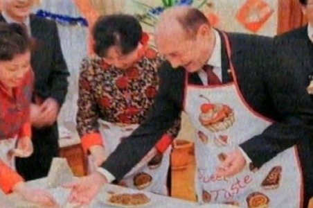 Traian Băsescu, bucătar-şef la Ambasada Chinei. Vezi cum s-a descurcat preşedintele în bucătăria asiatică