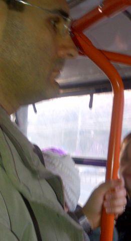 Un bărbat neidentificat înţeapă femeile cu un ac în Drumul Taberei? Uite cine este suspectul. Îl cunoşti? 125376