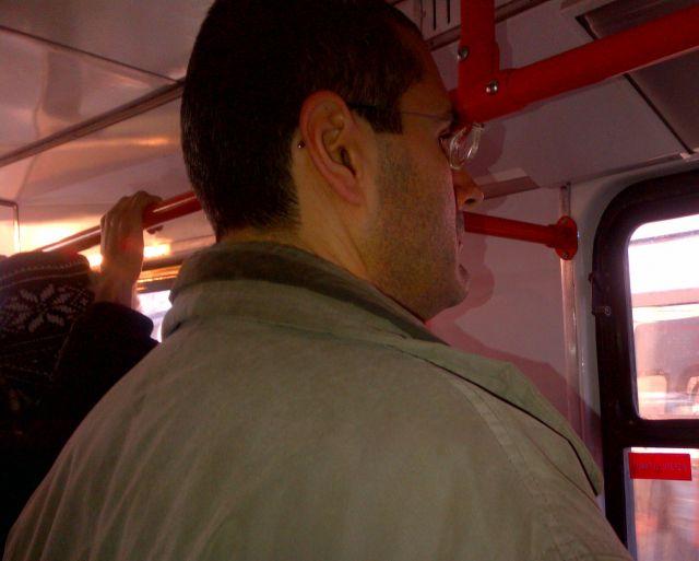 Un bărbat neidentificat înţeapă femeile cu un ac în Drumul Taberei? Uite cine este suspectul. Îl cunoşti? 125377