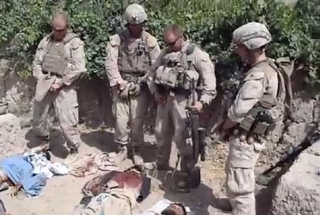 Video ŞOCANT: Patru soldaţi americani urinează pe cadavrele a trei talibani