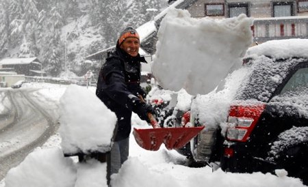 Zăpada dă bătăi de cap vecinilor bulgari. Peste 300 de localităţi au rămas fără curent electric