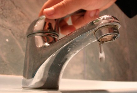 Hoţii de fier vechi lasă 200 de familii fără apă potabilă