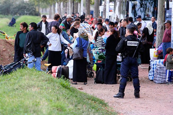 Pauză de la furat. 150 de romi au spus din nou &quot;Bonjour&quot; România. Se vor întoarce cu prima ocazie în Franţa
