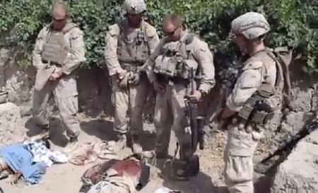 Talibanii denunţă &quot;actul barbar&quot; al militarilor americani, care urinează pe trei cadavre
