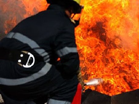 Un TIR turcesc încărcat cu anvelope a luat foc, pe DN 7, în Vâlcea