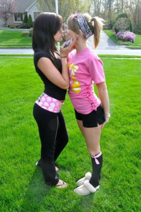 Vei fi ŞOCAT când vei afla ce vârstă au aceste fete. Părinţii au intrat în alertă 125460