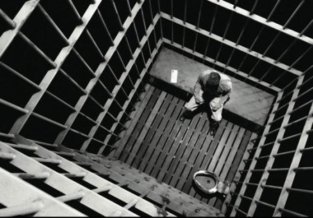 Grup de traficanţi, cercetat pentru distribuirea de droguri în Penitenciarul Craiova