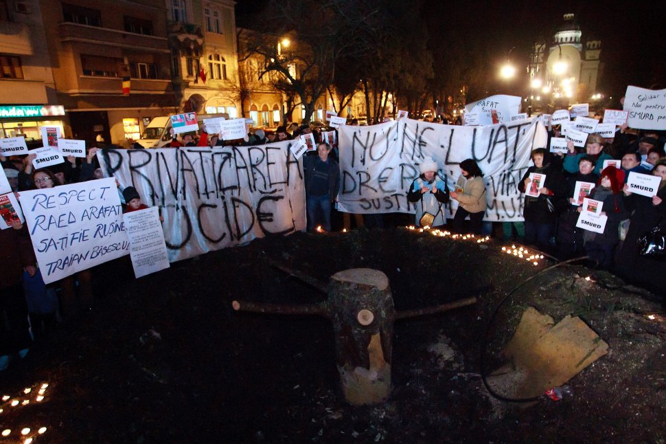 &quot;Ieși afară, javră ordinară” și ”Azi în Timișoara, mâine în toată țara”, printre lozincile manifestanților anti-Băsescu
