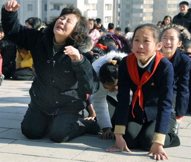 Nord-coreenii care nu l-au jelit pe Kim Jong-il riscă minim şase luni de lagăr de muncă