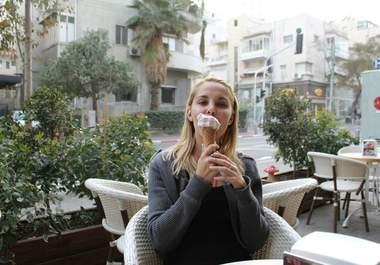 O vrei? Poate fi a ta, pe Facebook. Află totul despre fata pe care o poţi avea vreme de 10 zile 125819