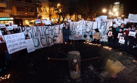 Proteste pentru susţinerea SMURD şi la Târgovişte. Circa 100 de persoane scandează lozinci antiprezidenţiale