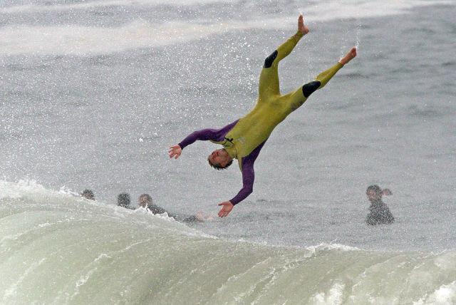 Valurile uriaşe din sudul Californiei i-au atras pe cei mai curajoşi surferi 125794