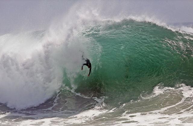 Valurile uriaşe din sudul Californiei i-au atras pe cei mai curajoşi surferi 125796
